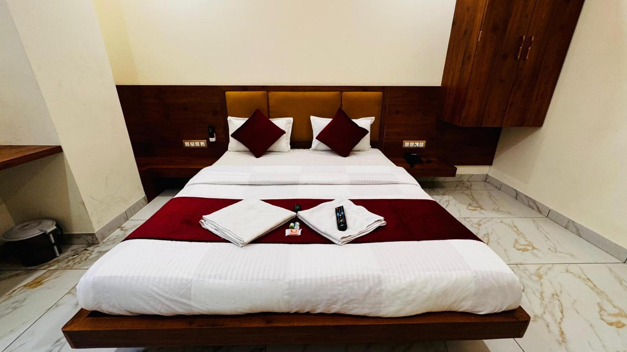 Hotel Prakasham Ujjain Buitenkant foto